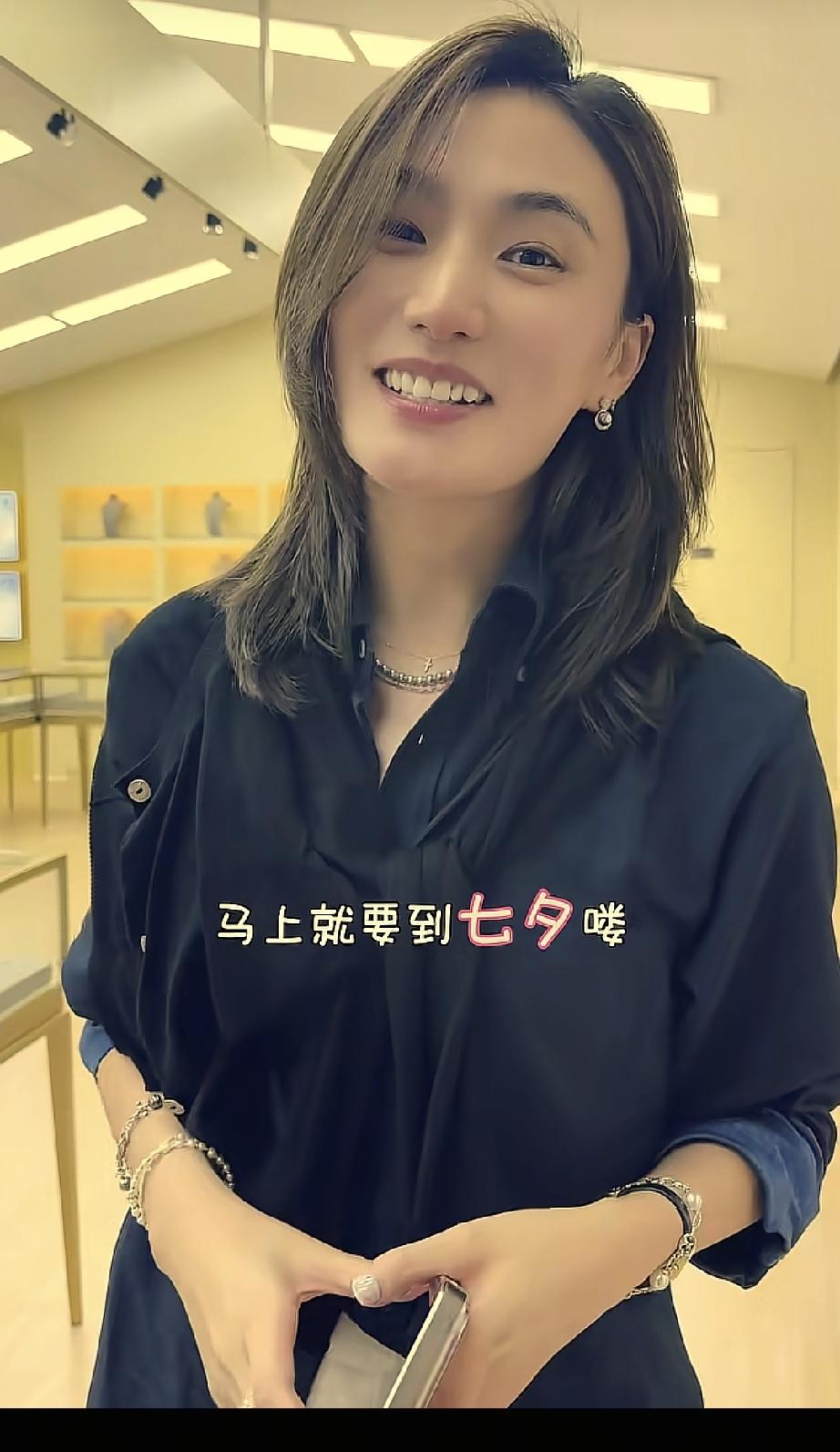 海哈金喜：七夕节礼物没有人送礼物，就自己送自己礼物！海哈金喜给自己买的金耳坠，珍