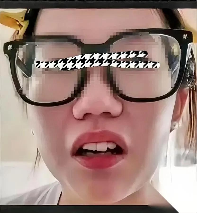 她还在硬刚？锅甩去母校了？这波轻松熊的风波直接烧到了她就读的马来亚大学，