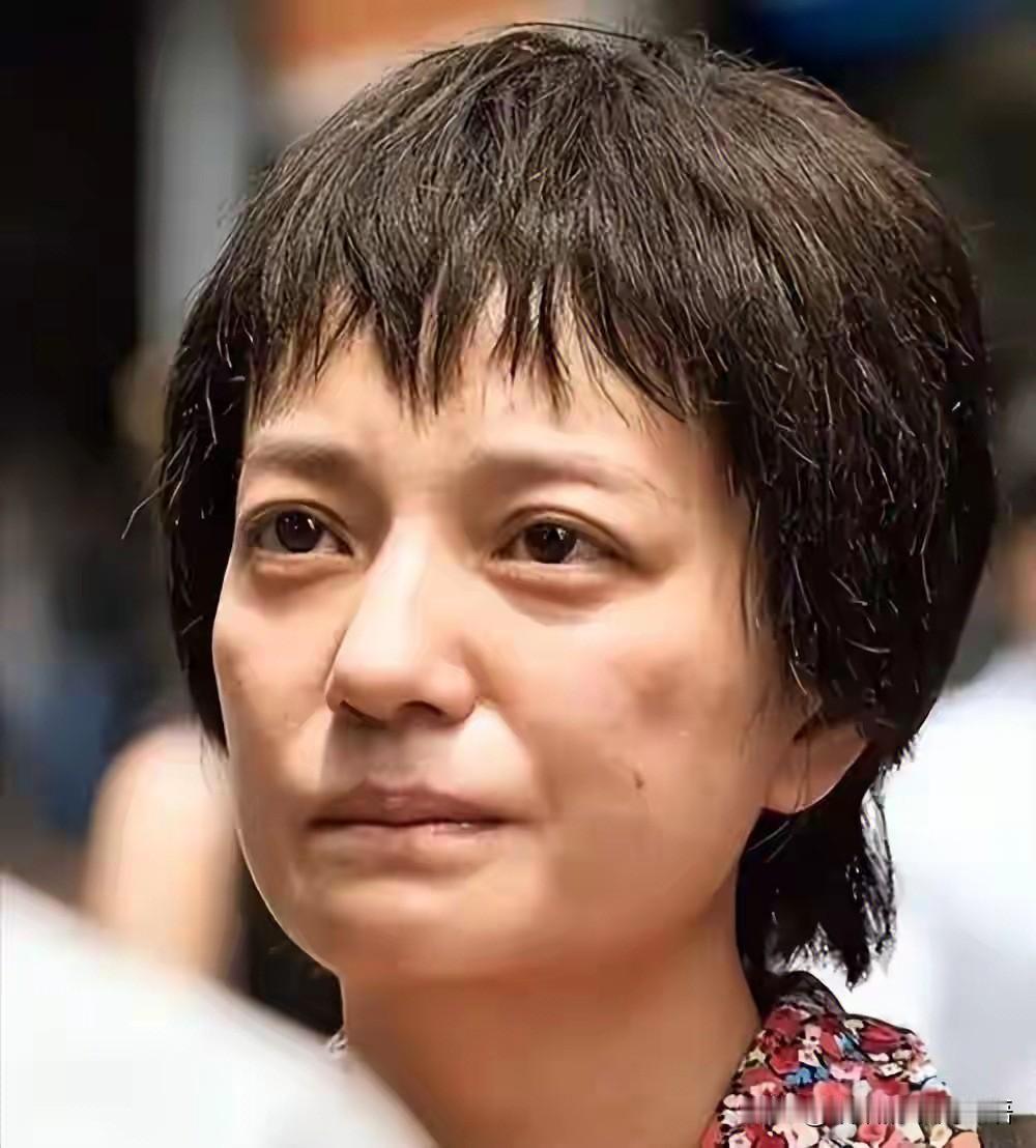 49岁的小燕子风光不再，面容憔悴，甚至比普通的同龄人还显苍老。当年如日中天的