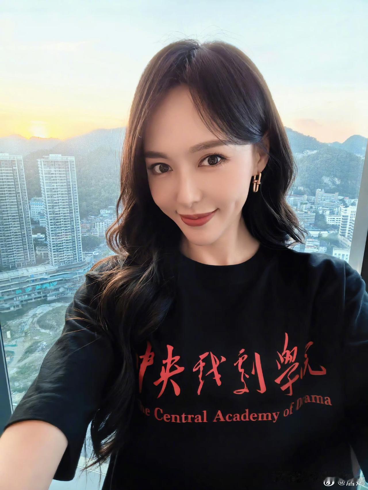 唐嫣，晒最新自拍照；7月14号，唐嫣在社交平台晒出自己最新的自拍照，并配文：