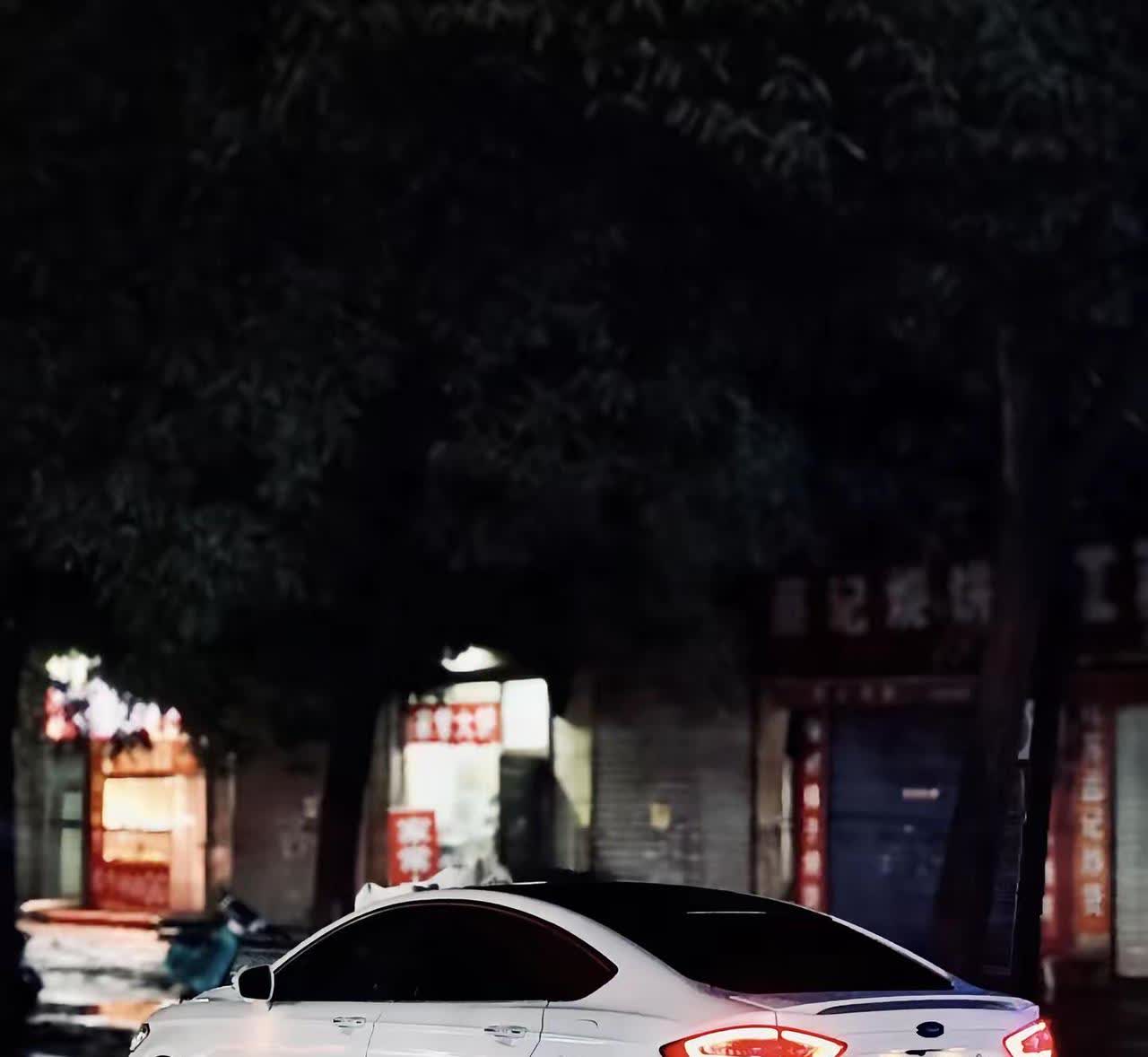 当初大家都是被这款尾灯吸引了吧