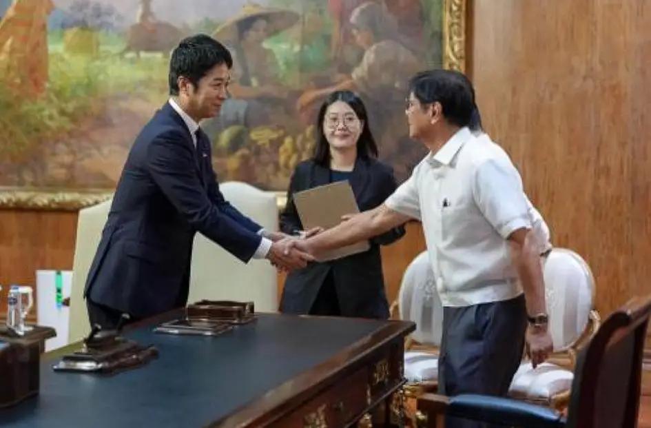 前脚菲律宾总统马科斯力挺菲律宾国防部长特奥多罗的反华挑衅言论。后脚菲律宾总统马科