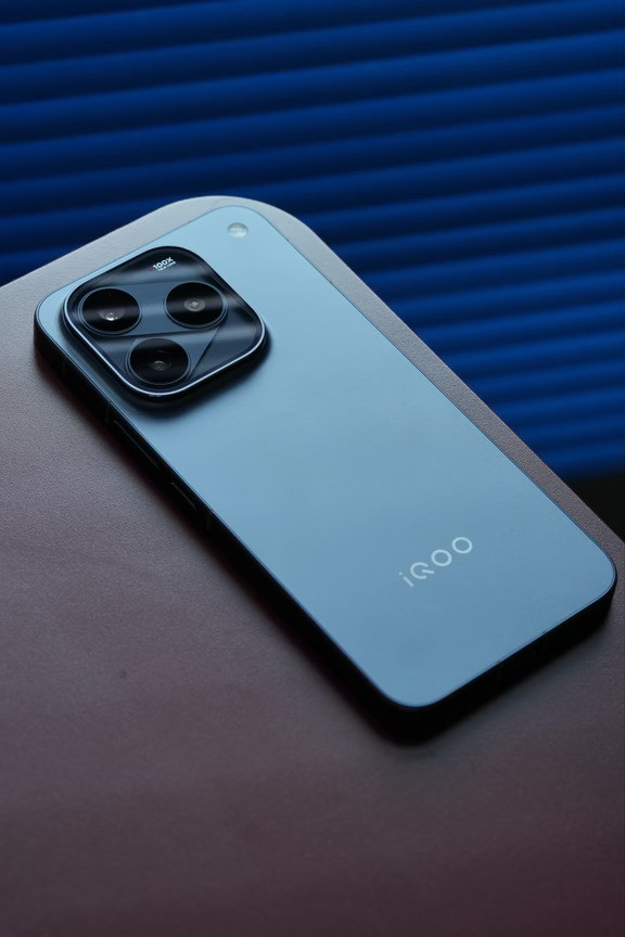 iQOO16的赛道配色好看吗？