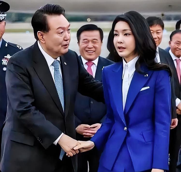 麻烦大了！韩国前总统尹锡悦夫妇或面临增加罪名，当地时间11月5日，韩国总统李在明