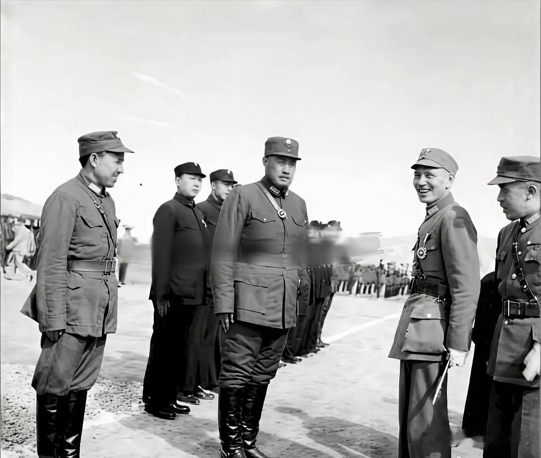 1942年8月25日，蒋介石乘专机抵达西宁，与青海地方实力派马步芳会面，这是蒋介
