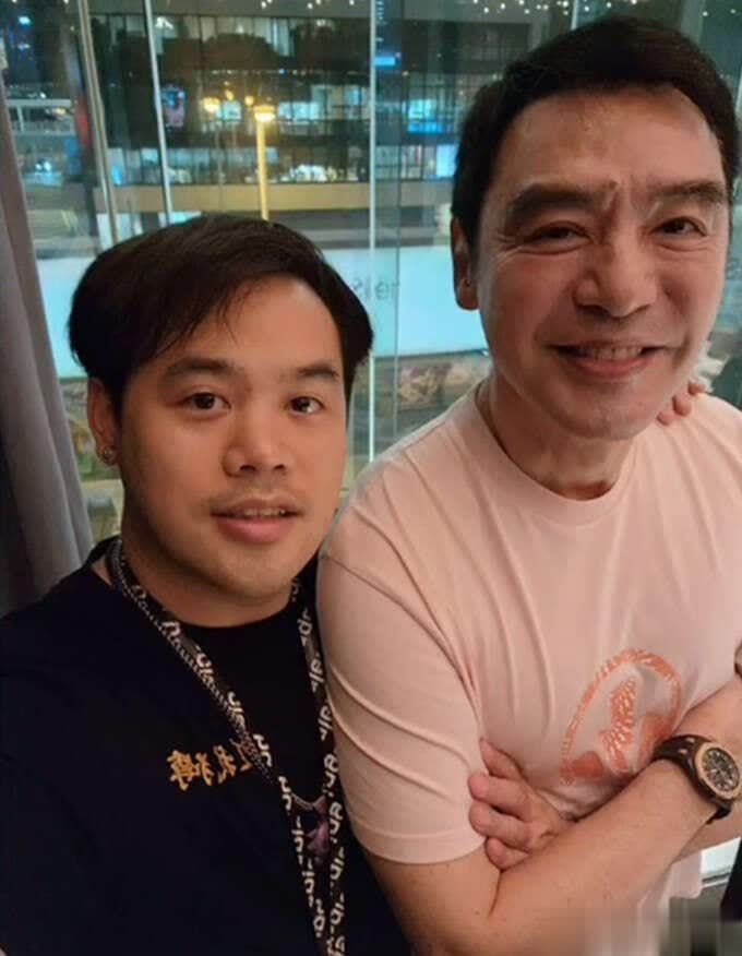 网友:钟镇涛的儿子，完美避开了章小蕙的高颜值和高挑身材，基因遗传还真是玄学！