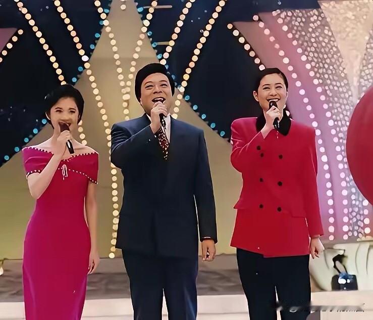 这是90年代特别出名的三个主持人，站中间的穿着一身西装打领带的是赵忠祥老师，气质