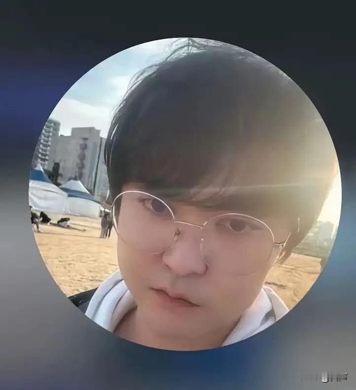 就是这个男的杀害了去韩国领毕业证的女孩，韩国警方抓捕他时，他全程低头不说话，令人