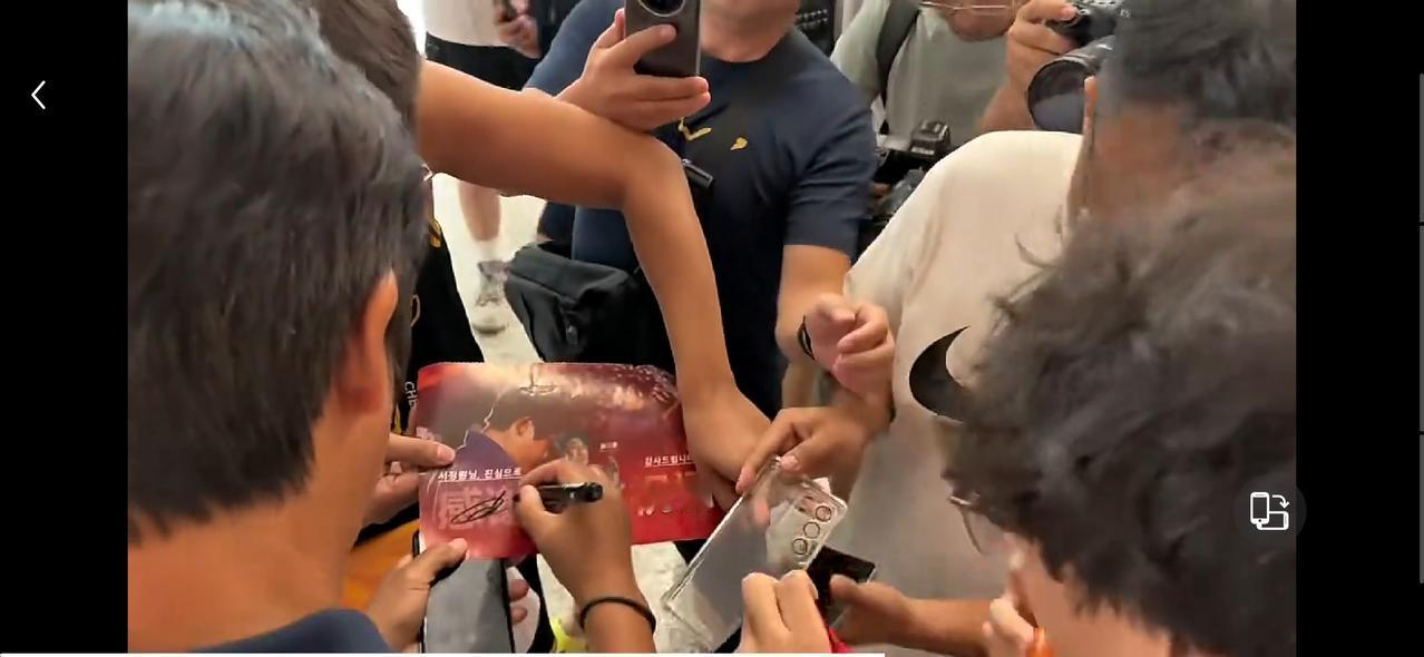 成都蓉城个别球迷还是挺讲旧情的哈。在辽宁铁人俱乐部教练组+球员从机场出来后，