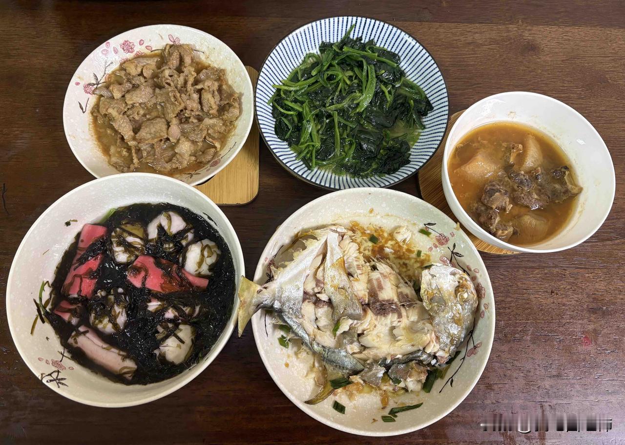 面对一桌剩菜他选择点外卖队友十点多到家看到的剩菜，他觉得看起来没胃口不想吃。我