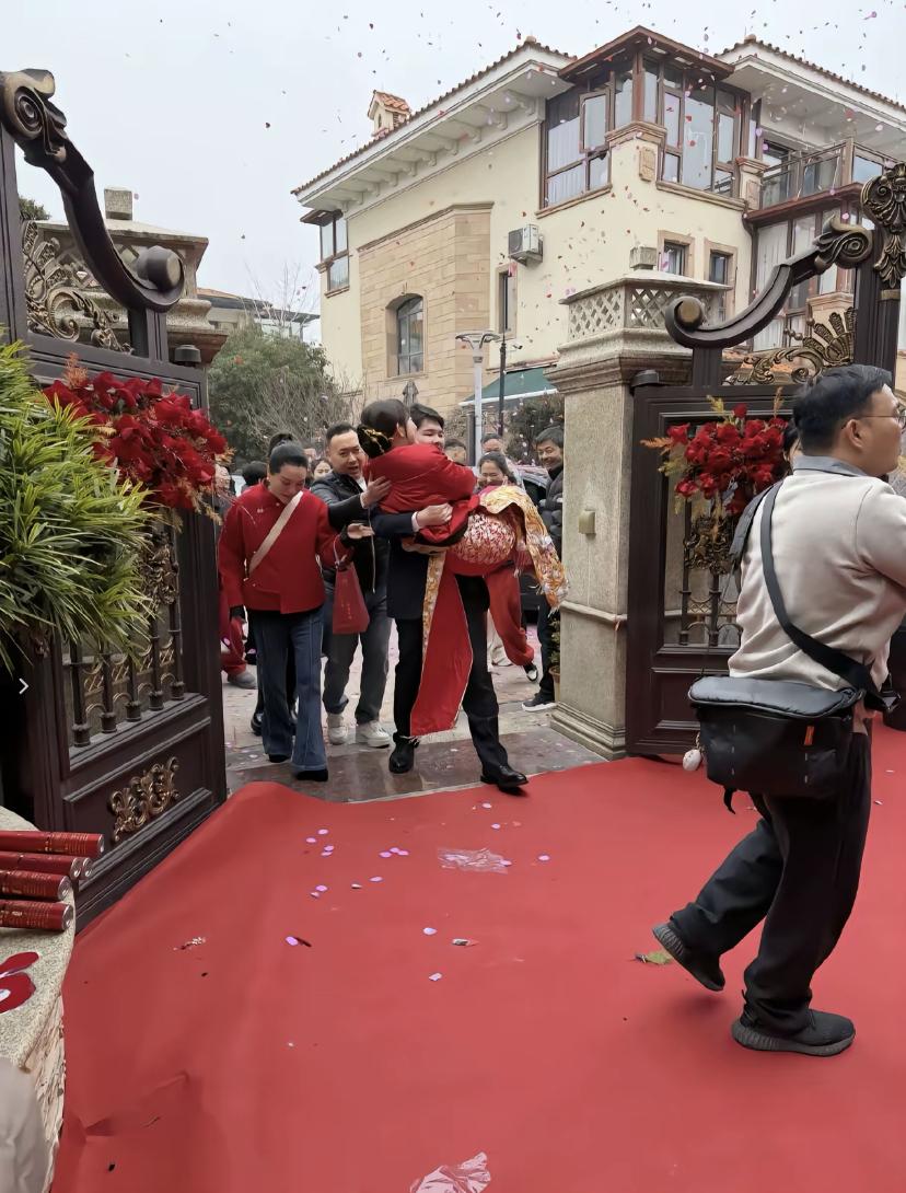 第1次在网上见识了陪嫁要用叉车去叉！网友在网上分享了永康的陪嫁，这几个大箱子