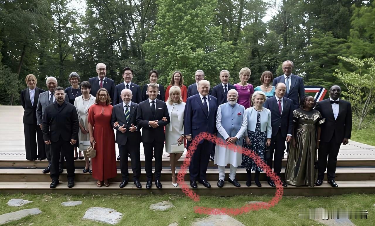 G7合影莫迪的这穿着亮眼了，民族服饰配皮鞋，全球也只有莫迪才这样穿吧？为何这么正