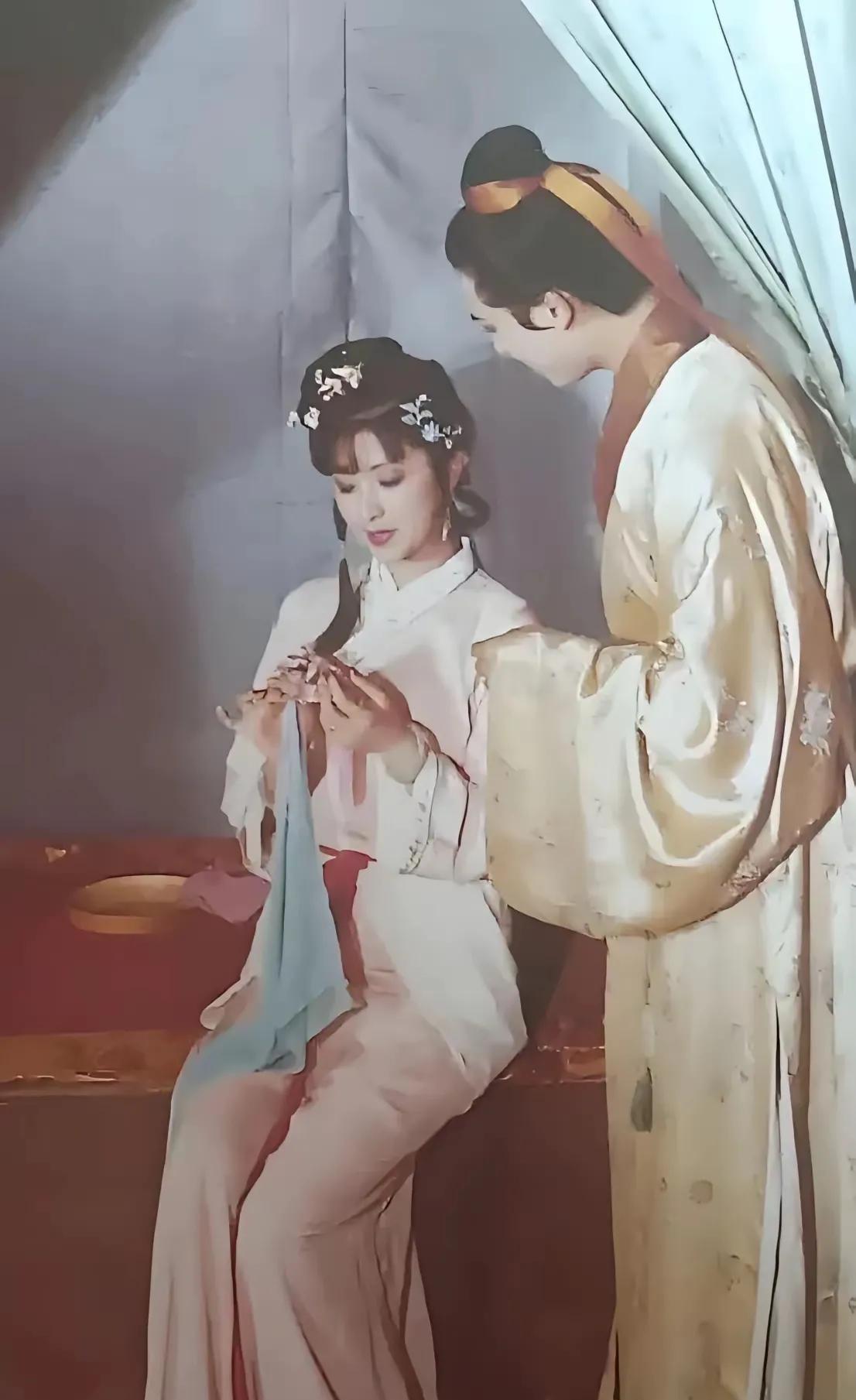 尤二姐和琏二爷终究是二爷负了二姐在那个吃人的封建家族里二姐的死换不回任何人