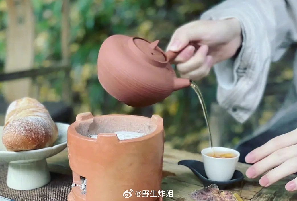 成毅这是气血足天然的粉指甲吧？​​​