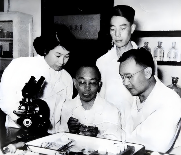 1941年，西方把青霉素列为军事机密，中国老百姓和军人伤口发炎红肿后，往往因为没