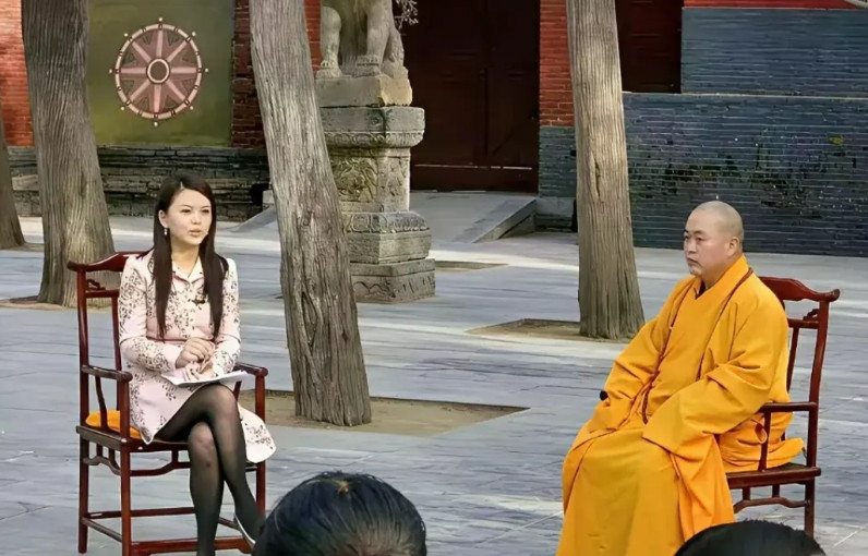 李湘看到这张照片后，肠子都悔青了！李湘当年采访释永信时，她还很瘦，把身材管理得
