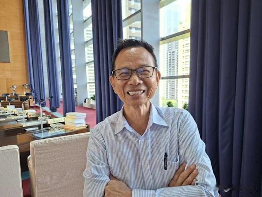 民众党团新总召陈清龙根据民众党“两年轮替制”，民众党台中市议员陈清龙将于2月