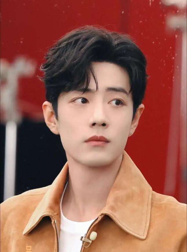 东方卫视2.3%的收视率，又拿第一了。隔壁那些砸钱请顶流的，怎么就冲不过1%的