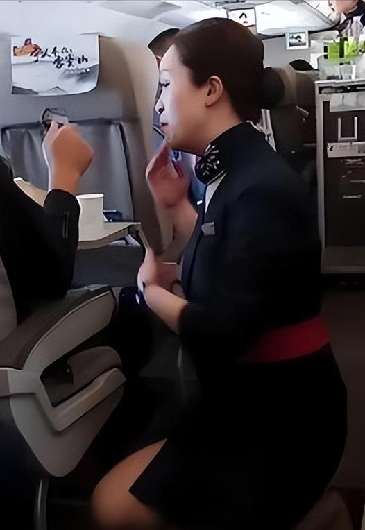 这下出事了！央媒评点空姐下跪事件，言辞锋利，15字切中要害直戳痛点！这两天