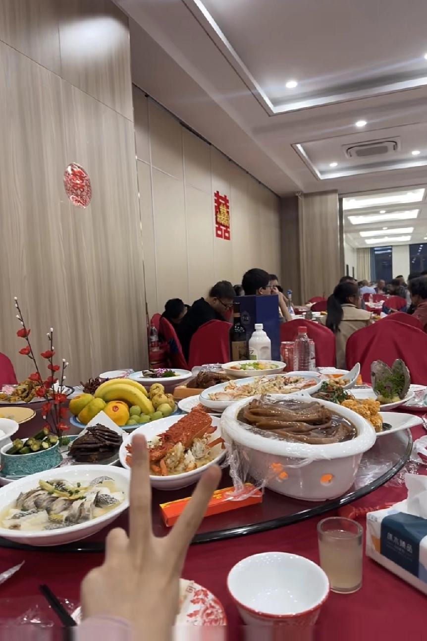 前两天参加婚礼,新郎的父母在婚宴结束后,大口大口吃着宴席上的剩菜,一问,喜公公回