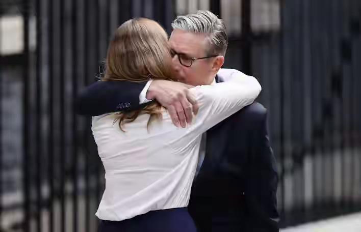 秦安：美媒嘲笑英国首相走马灯沦为政治笑柄，西方政坛内讧闹翻天！以前英国军队烧