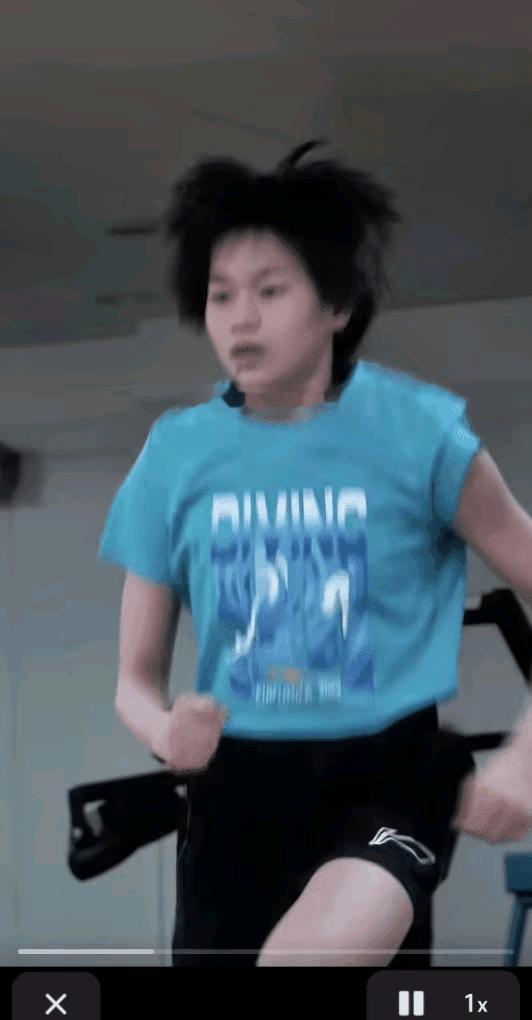 看着这么努力训练的婵宝宝，既替她高兴，又替她难受。高兴的是，婵宝宝恢复训练了，