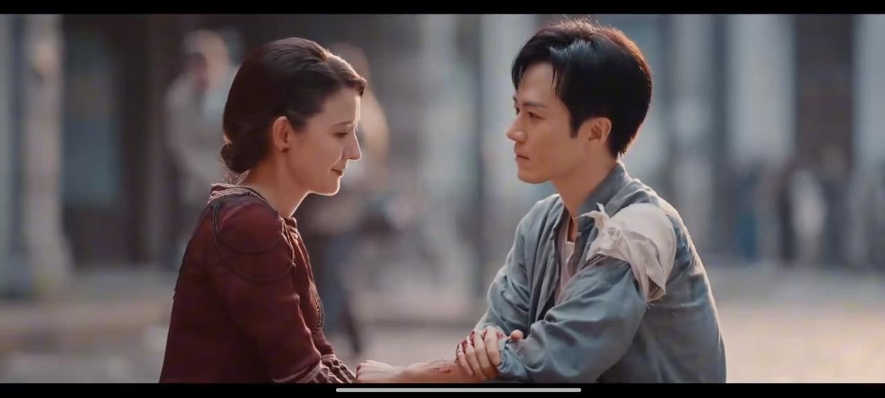 灼灼韶华：褚韶华被闺蜜康二妞给骗了。康二妞之前一直说，自己只要很多很多的钱，