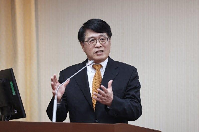 台“中选会”新任主委游盈隆谈及陆配参政权的争议，随着李贞秀被民众党开除党籍，失去