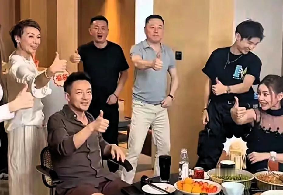 汪小菲昨天直播干到半夜，从早上公司开始一直播到晚上回家，带着他公司的一帮领导又蹦