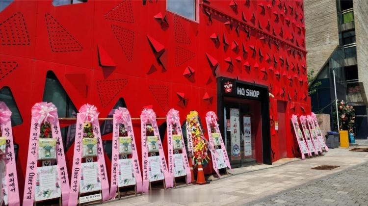 英雄联盟雨过天晴了？粉丝在T1基地为Oner送上祝福花篮LCK这骂也是花篮，