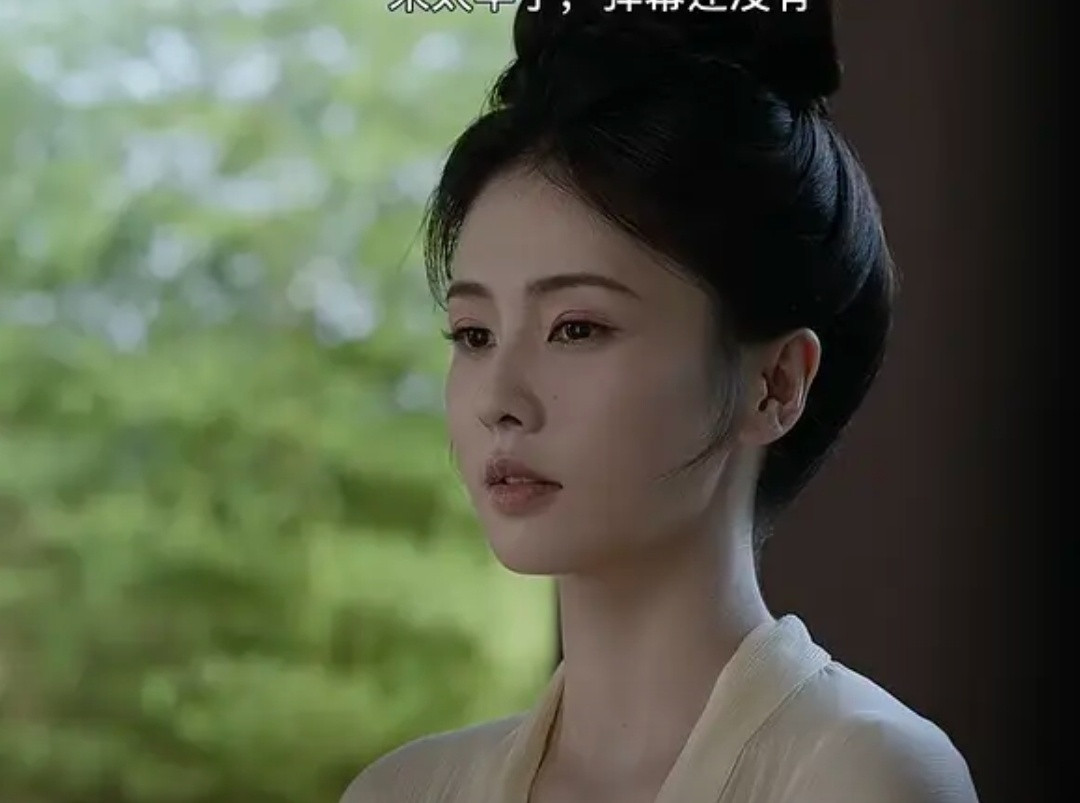 白鹿还是离现偶远点吧。。。还不如古装扮相好看