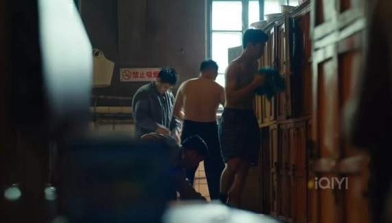 黄景瑜让我刚复工就吃这么好开工第一周全靠这段洗澡镜头续命！黄景瑜这身肌肉练得刚刚