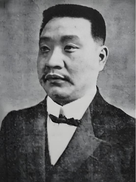 1879年，浙江巡抚谭钟麟午睡之后，路过通房丫头卧室时与之发生关系，而就是这一次