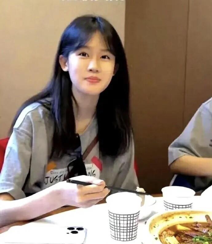 陆毅的大女儿长相清纯，第一眼看上去跟章泽天有一点像，漂亮迷人，太招人喜欢了。她遗