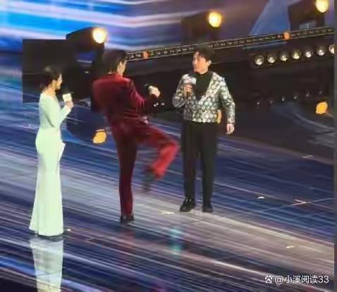 向佐在盛典上踢主持人之后，主持人百克力坦言，当时确实有0.01秒感到不爽和惊吓，