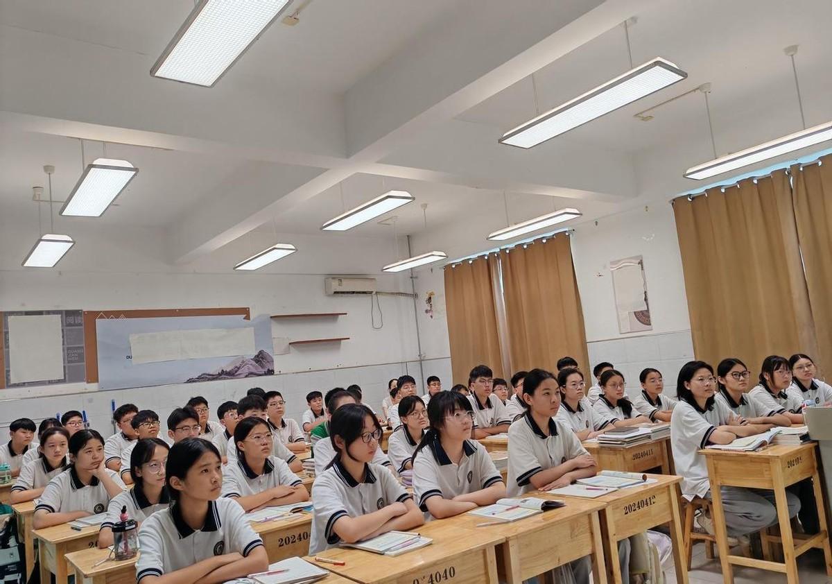 现在很多人瞧不上老教师那些“土办法”，觉得过时了。说真的，那些方法比现在一些花