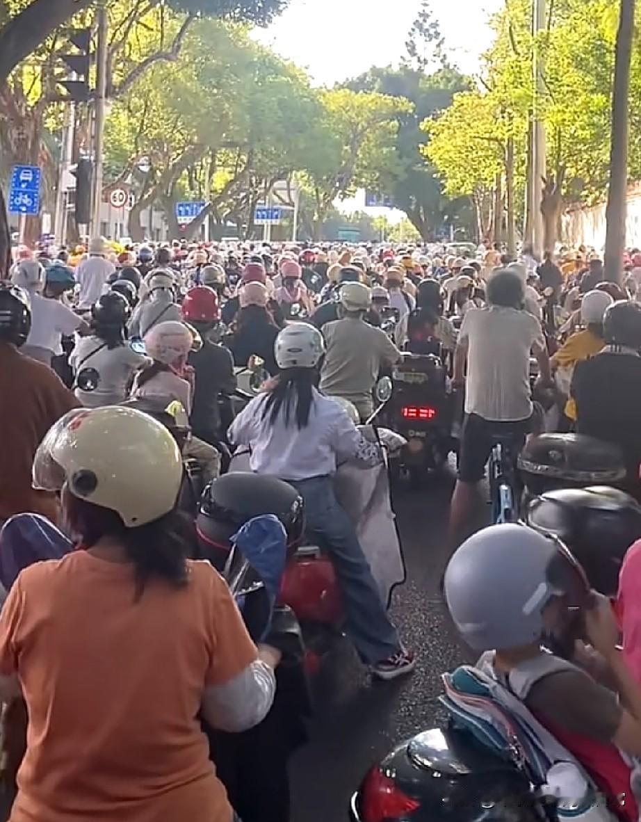 佛山早高峰！放眼望去全是电动车，堵得寸步难行早上出门直接被眼前的场面震撼到，马