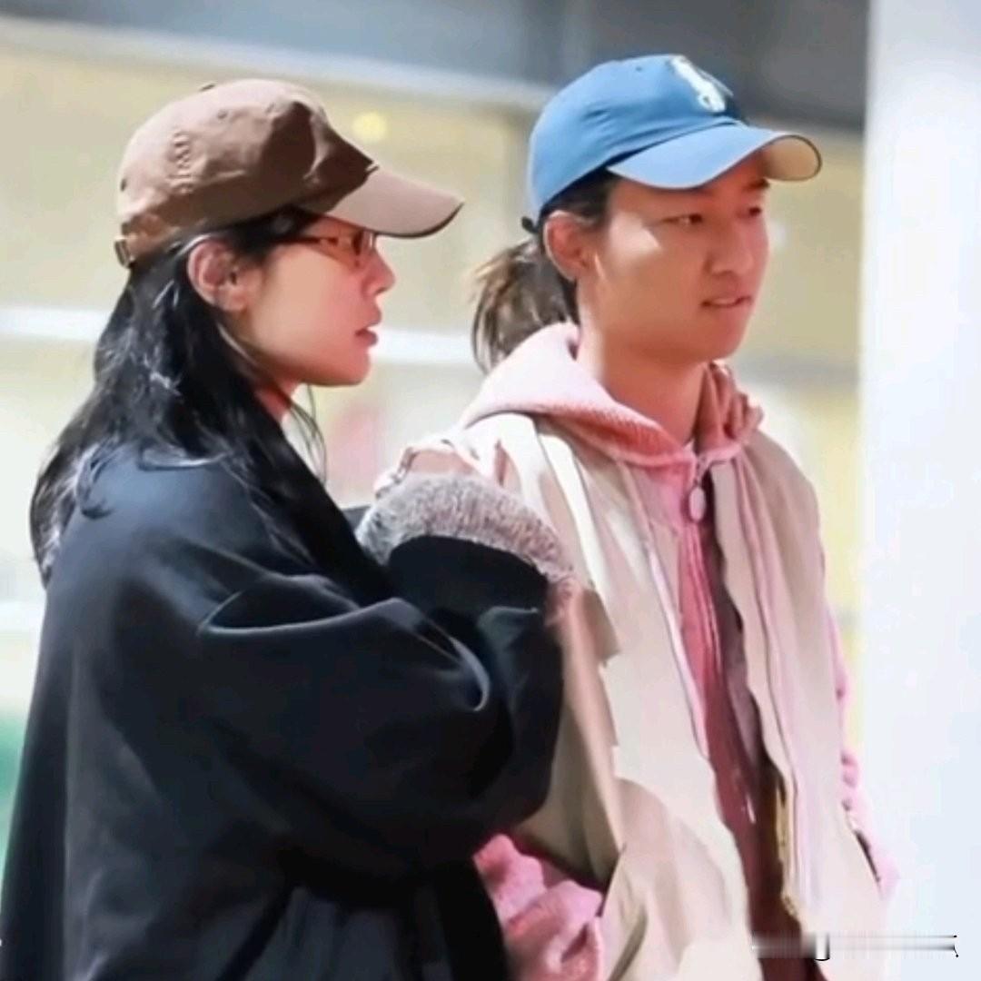 白百何带两个孩子回国我看了一下时间，不淡定了昨天星期二，今天星期三明星的孩