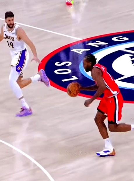 CBA的防守为啥总被吐槽软？一看篮下就懂了。一看到进攻球员像坦克一样冲过来，