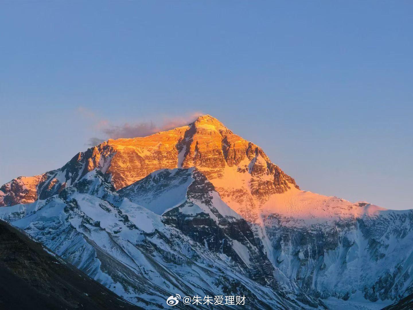 磷化铟，这个听起来有点陌生的材料，正在成为AI算力大战背后的“隐形石油”。没有它，英伟达再强的GPU