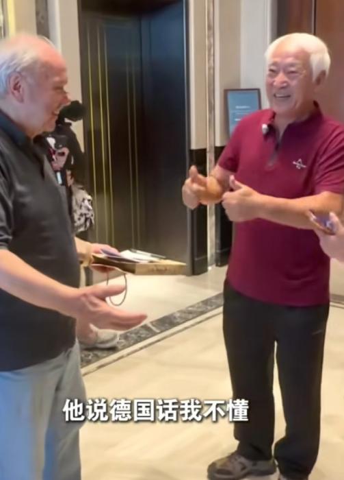 相声演员牛群惊现雄安，原来牛群已经这么老了，满头白发。他来雄安是为了专程看望老朋