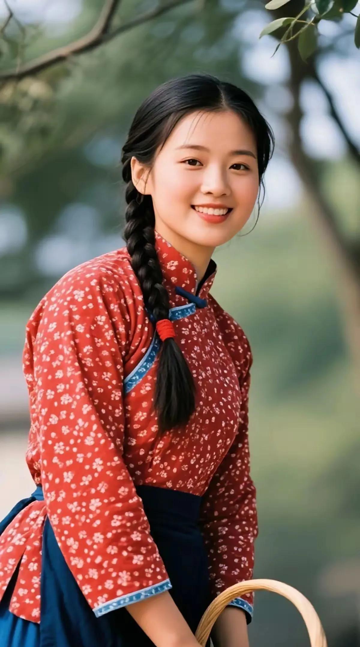 村花善良辫子长，青丝萦绕梳红妆。丈夫教书育桃李，……请老师添香【贤妻忙碌