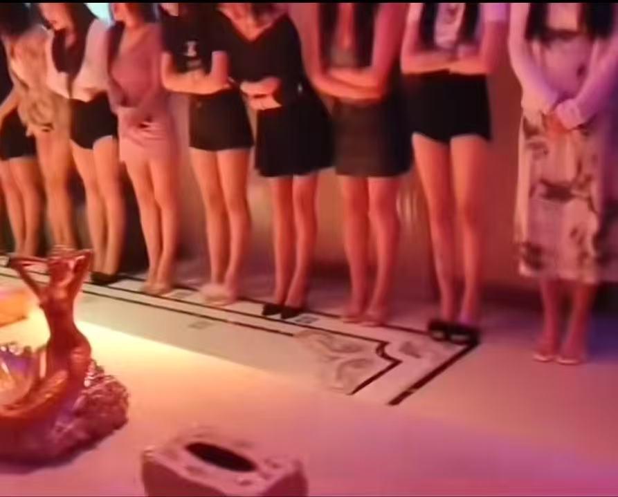 河北，男子在KTV点了一个公主陪唱，看对方漂亮，给她5000约出去开房。两人交易