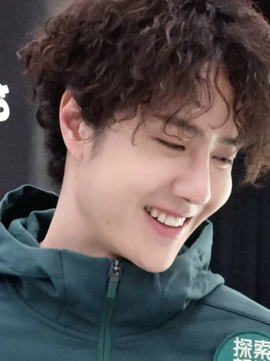 王一博卷发live图有卷发＋怼脸，帅得我隔着屏幕疯狂尖叫，的笑容更是一整个甜到