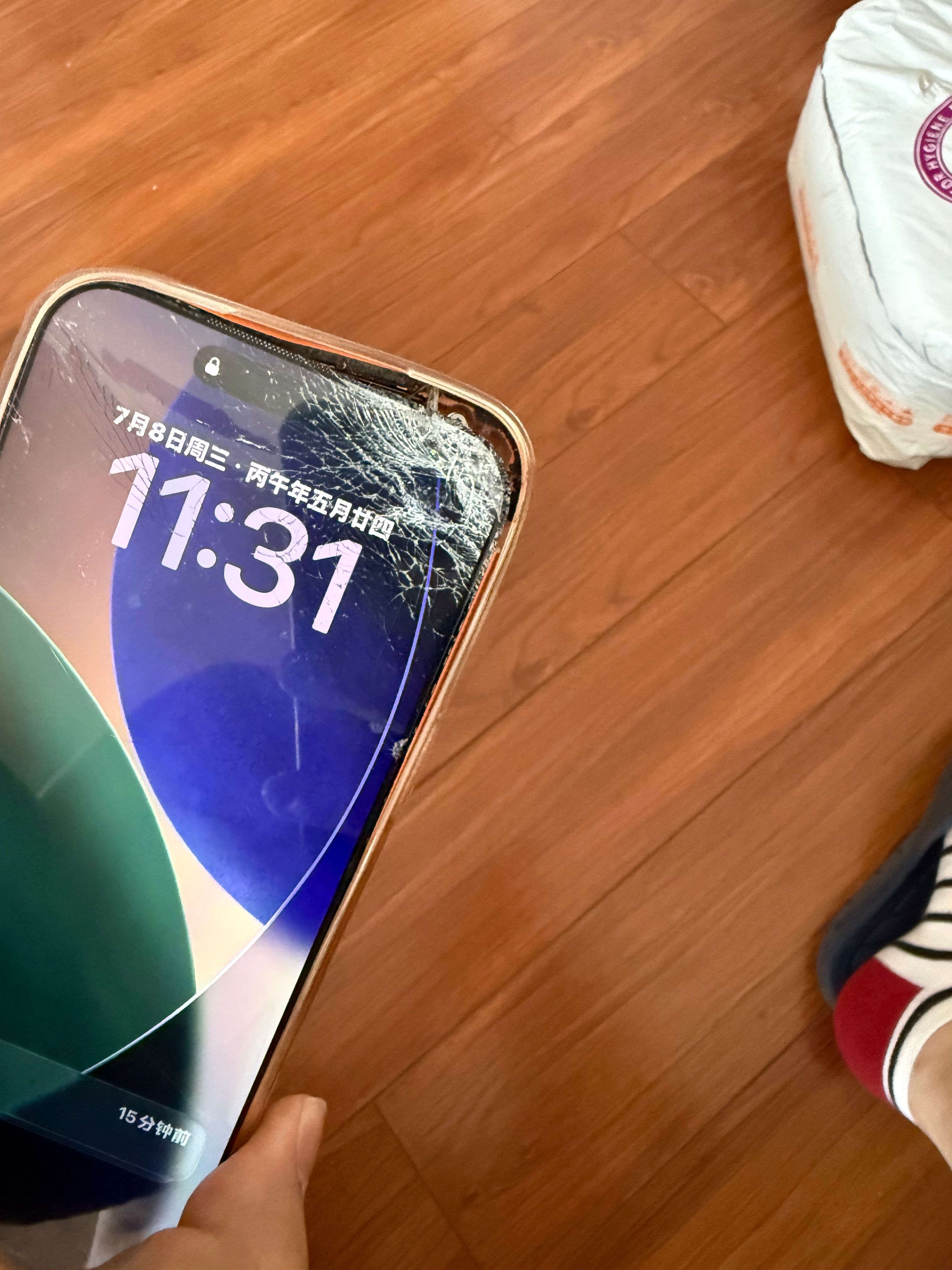 铝合金还是太软了，客户的iPhone17ProMax惨遭“夹头”：关车门的