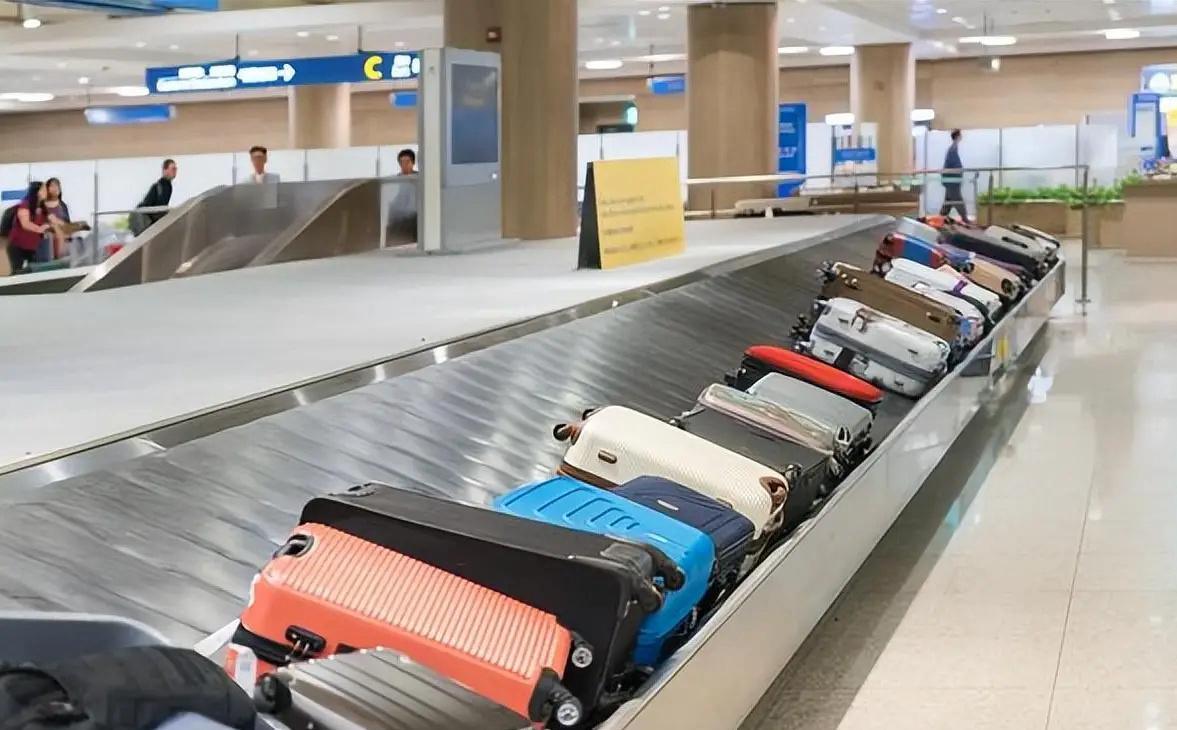 有一位女士过安检的时候，先后碰到两个陌生人过来求帮忙带行李，她想都没想直接拒绝了