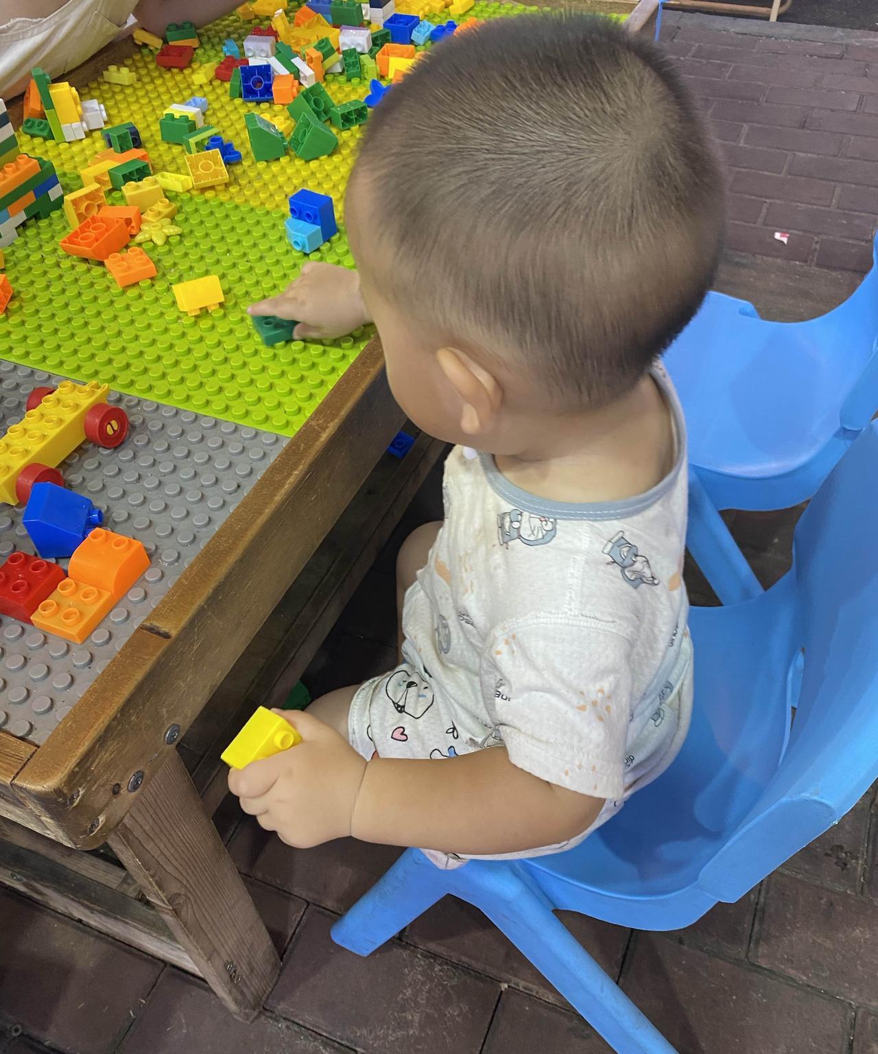 带娃以后才知道：1.担心他漏打疫苗，担心他出牙发烧，担心他不吃不睡发育不良。可