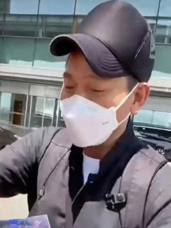 63岁刘德华现身北京，打扮朴素走路像小老头，隔着栏杆给粉丝签名