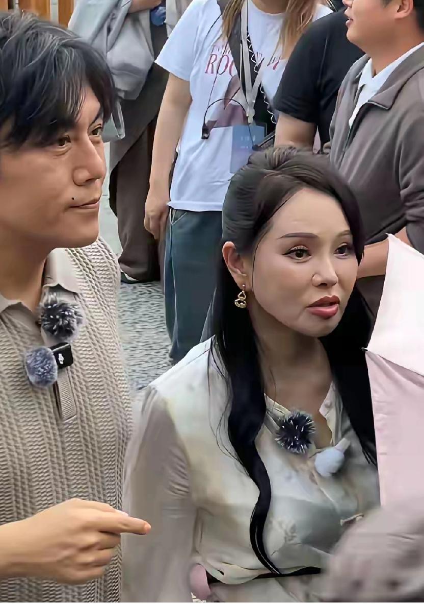 问大家个事。一定要说实话。说伊能静年近60，明明保养的挺好的，皮肤白皙又紧致。