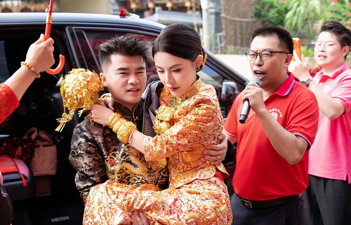 福建网红“林熙”回老家结婚排场大！姚明（商界）穿“白色衣服”现身惹争议。新娘戴